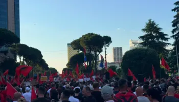 Dita e 21-të e protestës, qytetarët mblidhen para Kryeministrisë