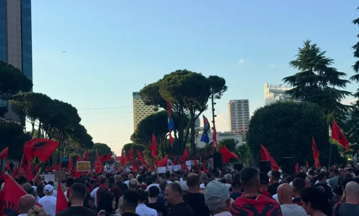 Dita e 21-të e protestës, qytetarët mblidhen para Kryeministrisë