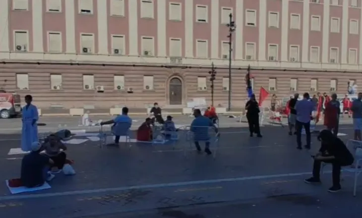 Dita e 21-të e tubimit, një grup protestuesish qëndruan edhe gjatë natës