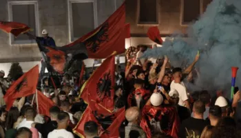 Dita e 22-të e tubimit në Tiranë, protestuesit marshojnë pranë Kuvendit