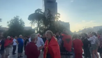 Dita e 22-të e tubimit në Tiranë/ Protestuesit mblidhen në sheshin “Skënderbej”, pritet marshimi i përhershëm drejt Kryeministrisë