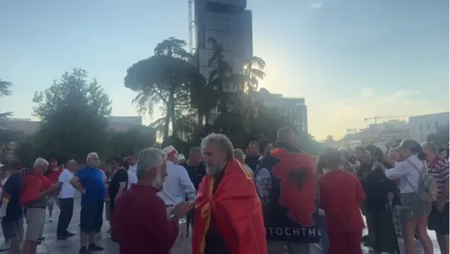 Dita e 22-të e tubimit në Tiranë/ Protestuesit mblidhen në sheshin “Skënderbej”, pritet marshimi i përhershëm drejt Kryeministrisë