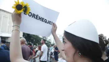 Dita e 25-të e protestës, nis grumbullimi i qytetarëve në sheshin “Skënderbej”