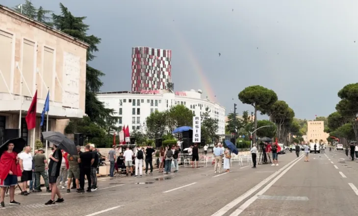 Dita e 25-të e protestës, nis grumbullimi i qytetarëve para kryeministrisë