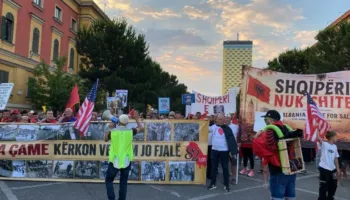 Dita e 27 e tubimit kundër kryeministrit/ Qytetarët nisin marshimin drejt Kryeministrisë, kërkojnë dorëheqjen e Ramës