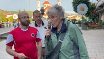 Dita e dhjetë e protestës në Korçë, turistja e huaj merr mikrofonin për të mbështetur tubuesit
