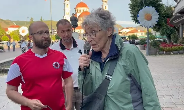 Dita e dhjetë e protestës në Korçë, turistja e huaj merr mikrofonin për të mbështetur tubuesit