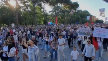 Dita e dytë e protestës në Tiranë për Zvërnecin, mijëra qytetarë nisin marshimin