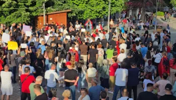 Dita e dytë e protestës, qytetarët në Korçë dalin sërish në rrugë kundër ndërtimit në Zvërnec