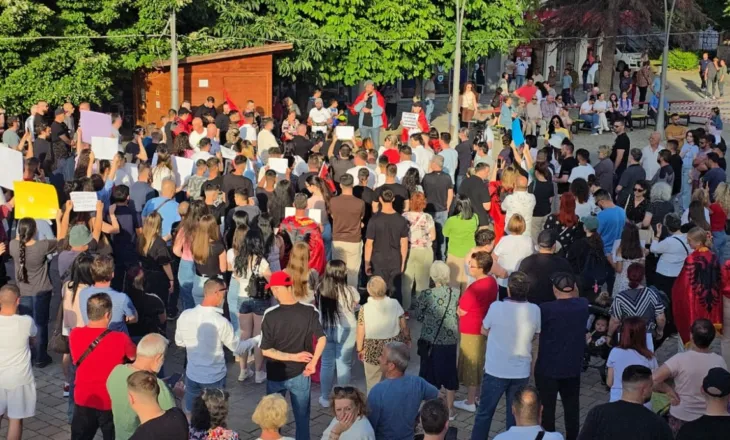 Dita e dytë e protestës, qytetarët në Korçë dalin sërish në rrugë kundër ndërtimit në Zvërnec