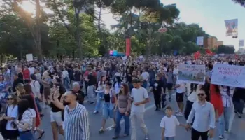 Dita e dytë radhazi e protestës në Tiranë për Zvërnecin, mijëra qytetarë nisin marshimin nga Ministria e Brendshme drejt Kryeministrisë