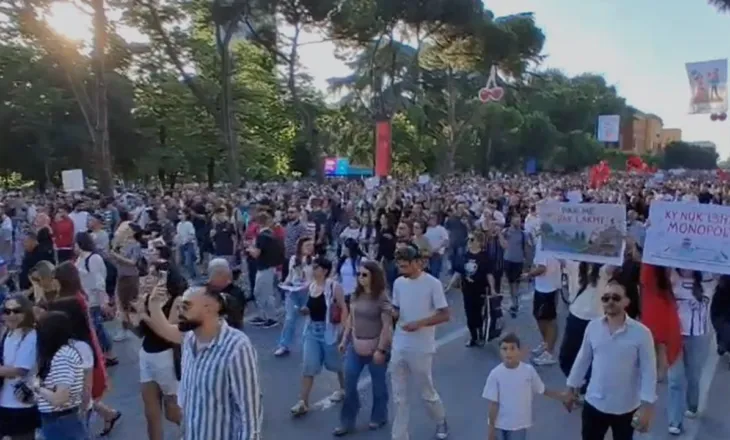 Dita e dytë radhazi e protestës në Tiranë për Zvërnecin, qytetarët mblidhen para Kryeministrisë