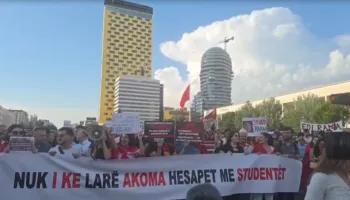 Dita e nëntë e protestës, qytetarët grumbullohen para Kryeministrisë