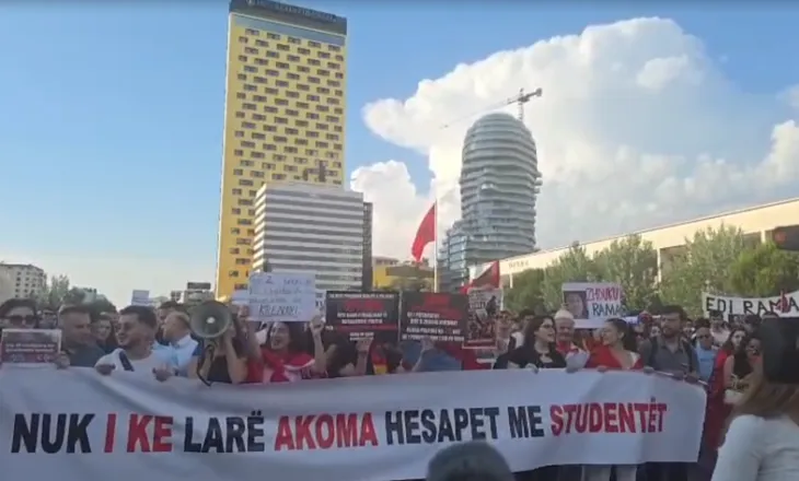Dita e nëntë e protestës, qytetarët grumbullohen para Kryeministrisë