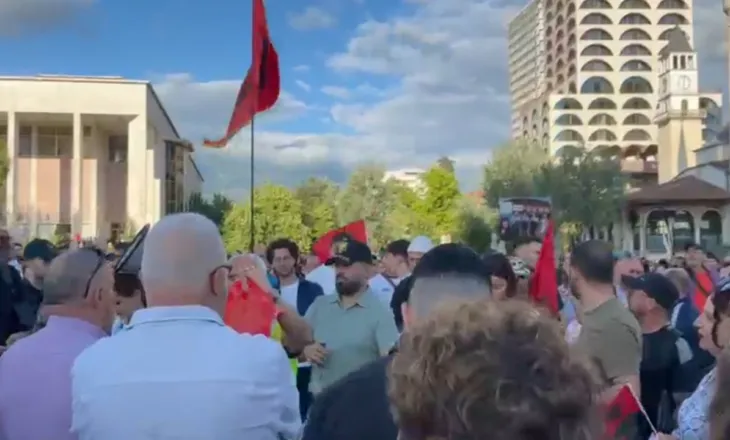 Dita e pestë e protestës për Zvërnecin, qytetarët mblidhen në sheshin “Skënderbej”: Mirëpresim të gjithë ata që janë braktisur nga PS dhe PD