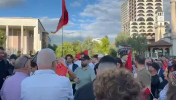 Dita e pestë e protestës për Zvërnecin, qytetarët mblidhen në sheshin “Skënderbej”