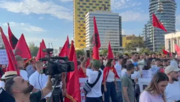 Dita e tretë e protestës në Tiranë për Zvërncein, qytetarët marshojnë nga sheshi “Skënderbej” te Kryeministria