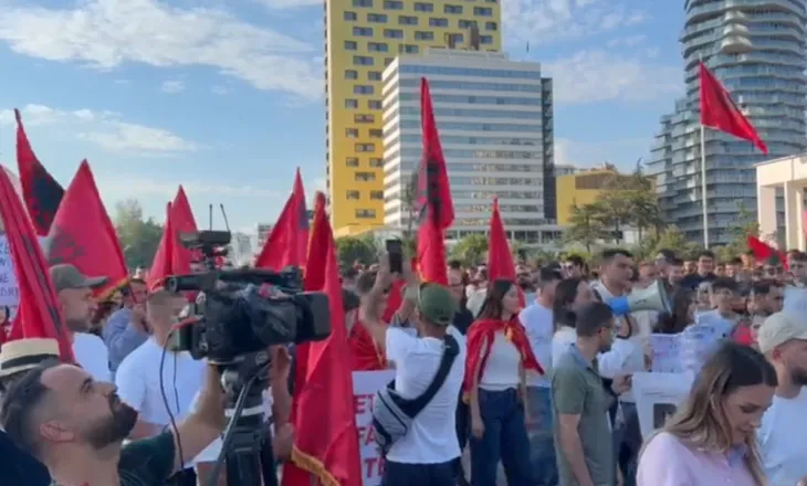 Dita e tretë e protestës në Tiranë për Zvërncein, qytetarët marshojnë nga sheshi “Skënderbej” te Kryeministria