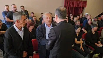 “Do bëni detyrën? Na fundosët”/ Xhaxhai i policit të vrarë në Maliq i drejtohet me lot në sy Presidentit Begaj në homazhe: Merrni masa, po na vriten djemtë