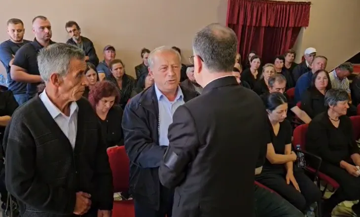 “Do bëni detyrën? Na fundosët”/ Xhaxhai i policit të vrarë në Maliq i drejtohet me lot në sy Presidentit Begaj në homazhe: Merrni masa, po na vriten djemtë