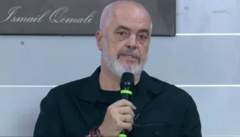 “Do më bësh të shaj gjykatën? Gati jam, por do më prishësh punë me Europën”/ Rama-qytetarit në Zvërnec: Fuqia ime si kryeministër, mbaron aty ku…