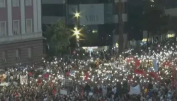 “Do ta rrëzojmë Ramën, presim vëllezërit tanë”/ Paralajmërojnë protestuesit: 3 avionë do nisen nga Mbretëria e Bashkuar