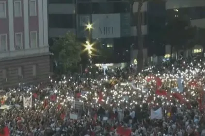 “Do ta rrëzojmë Ramën, presim vëllezërit tanë”/ Paralajmërojnë protestuesit: 3 avionë do nisen nga Mbretëria e Bashkuar