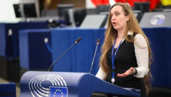 “Do të jem me ju në shesh!”/ Një tjetër eurodeputete i bashkohet protestës për dorëheqjen Ramës