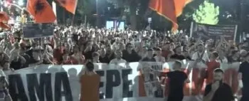 “Dorëheqje e penegociueshme e Kryeministrit”/ Qëndresë, qytetari dhe entuziazëm në rrugë, protestuesit të vendosur