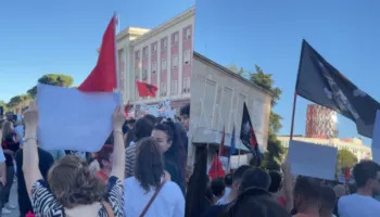 “Dorëheqje”/ Protestuesit intensifikojnë thirrjet nga sheshi para Kryeministrisë: Rama duhet të ikë sot!