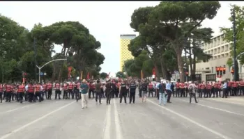 “Dorëheqje!”/ Protestuesit marshojnë drejt Kryeministrisë, ironizojnë Ramën: Dialogojmë, merr dhe Berishën me vete