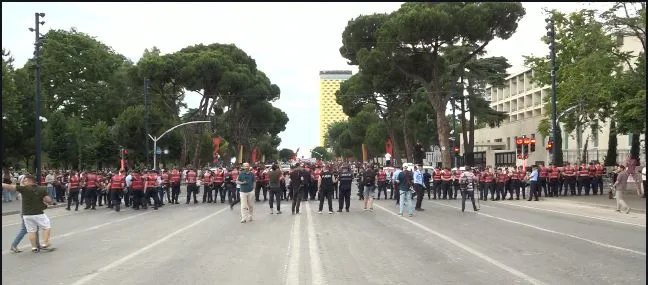 “Dorëheqje!”/ Protestuesit marshojnë drejt Kryeministrisë, ironizojnë Ramën: Dialogojmë, merr dhe Berishën me vete