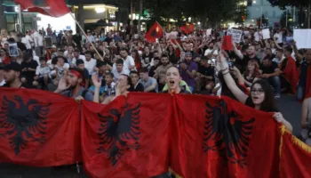 “Dorëheqje, reformim dhe qeveri teknike”/ Protestuesit kundër Ramës