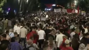 “Dorëhiqu”/ Marshim historik, Tirana në këmbë në protestën e 12-të kundër Ramës