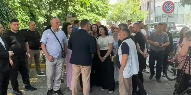 Dosja Meta/ Sot seanca në GJKKO, mbështetësit e ish-presidentit para gjykatës