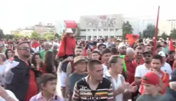 ‘Drejtësi, jo pandëshkueshmëri’/ Mbushet pot sheshi “Skënderbej”, qytetarët kërkojnë largimin e Ramës: Shqipëri e re!