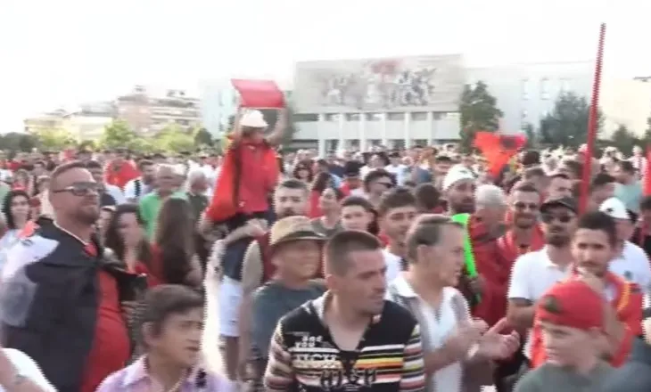‘Drejtësi, jo pandëshkueshmëri’/ Mbushet pot sheshi “Skënderbej”, qytetarët kërkojnë largimin e Ramës: Shqipëri e re!