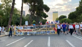 “Drejtësia do të vendosë”/ Shau protestuesit, qytetarët i përgjigjen Ramës në shesh: Kryeministër ‘SPAK you’