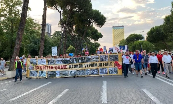 “Drejtësia do të vendosë”/ Shau protestuesit, qytetarët i përgjigjen Ramës në shesh: Kryeministër ‘SPAK you’