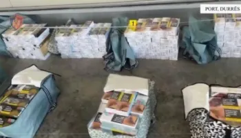 Durrës/ Sekuestrohen 798 steka cigare kontrabandë në Port, arrestohet 34-vjeçari me AK-47