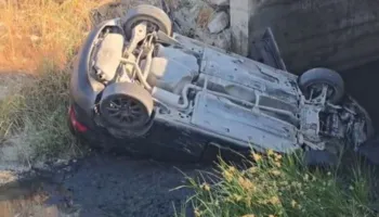 Dy automjete përplasen me njëra-tjetrën, njëri përfundon në kanal