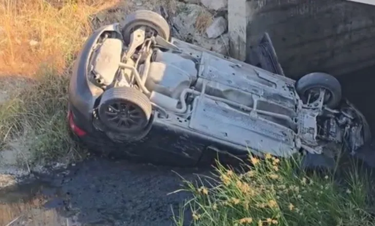 Dy automjete përplasen me njëra-tjetrën, njëri përfundon në kanal