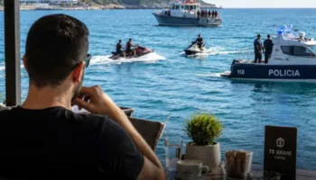 Dyshuan se u mbyt/ Pas tre orësh kërkime, gruaja e gjen burrin në kafen e plazhit