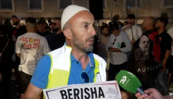 “E nisa vetëm për një ditë, tani më ka lënë pa punë”, kush është guida turistike në krye të protestuesve në bulevard. Alben Kola: Dua të kaloj kohë me familjen, por…