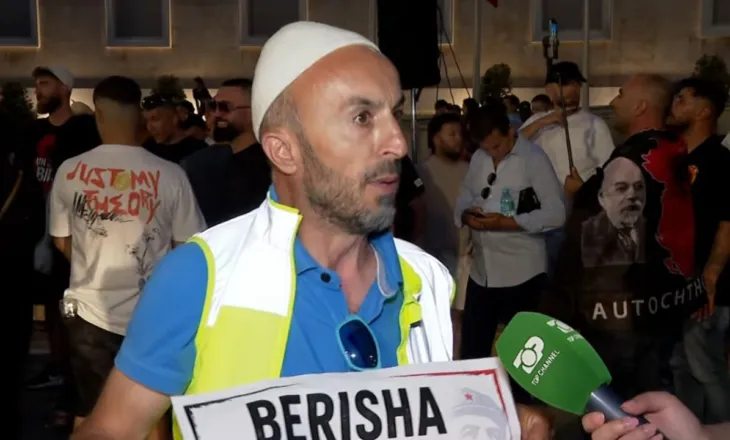 “E nisa vetëm për një ditë, tani më ka lënë pa punë”, kush është guida turistike në krye të protestuesve në bulevard. Alben Kola: Dua të kaloj kohë me familjen, por…