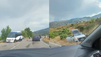 E rëndë/ Aksident në aksin Gjirokastër-Tepelenë, mikrobusi i turistëve përplaset me një makinë, plagosen dy persona