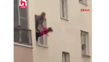E rëndë në Ankara/ Konflikti me bashkëshorten, babai var në dritare vajzën e tij 3-vjeçare, e kërcënon me thikë në dorë