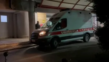 E rëndë në Korçë/ Fëmija 4 vjeç rrëzohet aksidentalisht nga kati i parë i banesës, niset drejt Tiranës