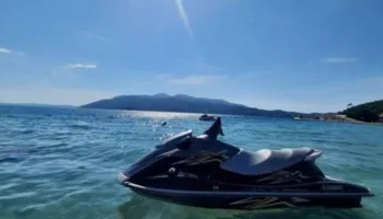 E rëndë në Ksamil, një mjet lundrues përplaset me Policinë Kufitare, një i vdekur dhe disa të plagosur