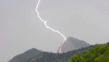 E rëndë në malësinë e Librazhdit! Rrufetë asgjësojnë tufën e dhive në Spathar, shpëton për mrekulli bariu i moshuar